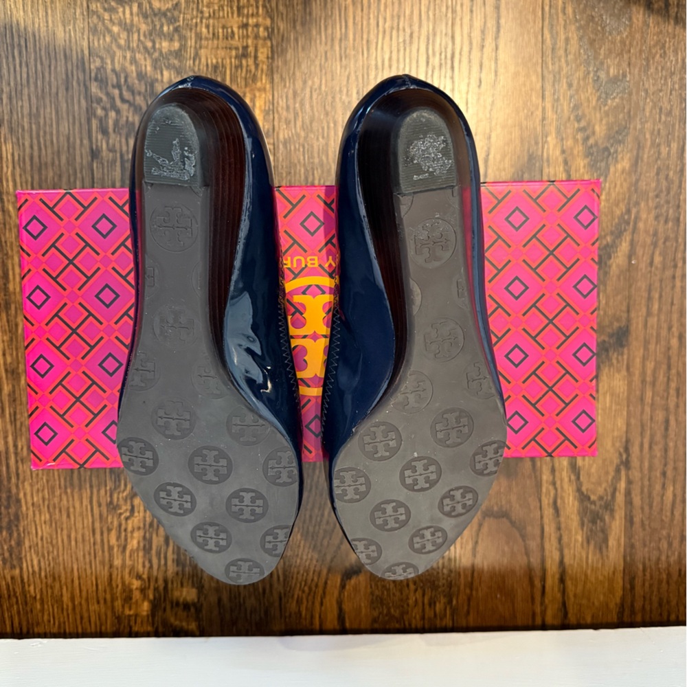 Like NEW Tory Burch Kitty Wedge Navy Patent Leather Peep-Toe - Picture 4 of 4